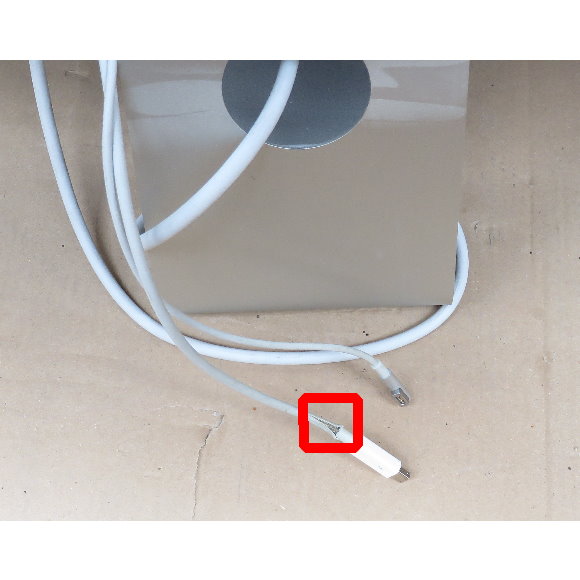 Apple 27" Thunderbolt Display 2560x1440 Kabelummantelung beschädigt (s.Bild)